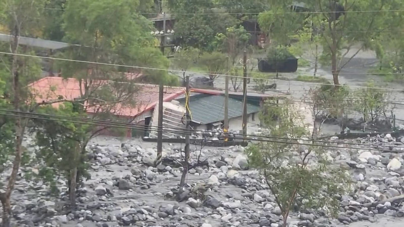 受颱風外圍環流及東北季風帶來雨勢影響，花蓮馬太鞍溪水暴漲，從左岸無堤防處沖進萬榮鄉明利村，水淹2天還沒退去，災民無奈看著住家堆滿土石。（民眾提供）中央社記者張祈傳真　114年11月12日