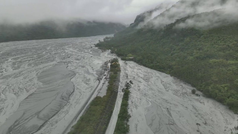 受颱風外圍環流及東北季風帶來雨勢影響，花蓮馬太鞍溪溪水暴漲，從左岸無堤防處沖入萬榮鄉明利村釀災。（民眾提供）中央社記者張祈傳真　114年11月12日