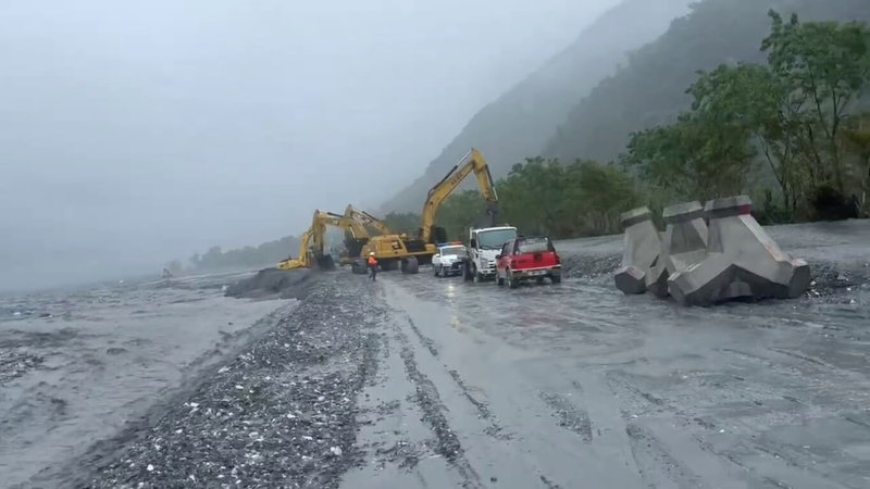 受颱風外圍環流及東北季風影響，花蓮馬太鞍溪溪水暴漲，從左岸無堤防處沖進萬榮鄉明利村致災，水利署12日持續動員人力機具在進水點拋鼎塊阻水。（民眾提供）中央社記者張祈傳真　114年11月12日