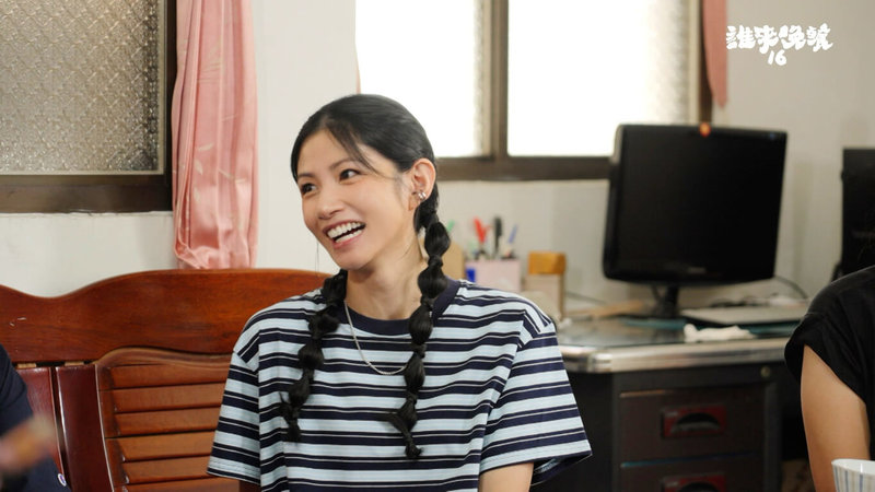 歌手李千娜（圖）參與節目「誰來晚餐」探訪地震受災戶，同是受災戶的她分享921大地震時南投老家半塌，有2個月的時間，都住在學校裡面搭帳篷。（公視提供）中央社記者洪素津傳真　114年11月12日