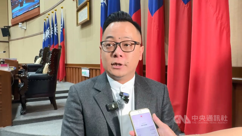 民進黨籍基隆市議會議長童子瑋12日表示，市府應考量市民心聲與安全，颱風來襲時是否停班、停課，在部分情況下應考慮與雙北脫鉤。中央社記者王朝鈺攝　114年11月12日
