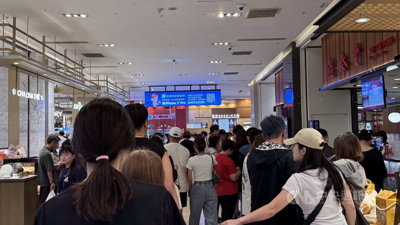 颱風鳳凰來襲，高雄市12日停止上班、上課，不過市區上午幾乎無風無雨，漢神巨蛋等百貨公司內滿是逛街、用餐人潮。中央社記者林巧璉攝　114年11月12日