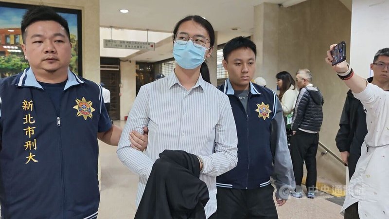 檢警獲報指3名律師為假投資詐欺集團辯護時，涉嫌洩密給其他共犯，已諭令3人交保，後序再查出孫姓律師（左2）也涉嫌洩密，12日發動搜索拘提，警方詢後將孫男移送北檢複訊。中央社記者劉世怡攝　114年11月12日