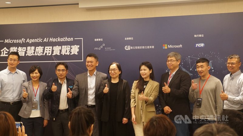 Microsoft Agentic AI Hackathon決賽12日登場，數發部次長侯宜秀（中）表示，政府在人工智慧（AI）資料與應用方面投入資源，各部會正盤點適合的資料，未來可上架到台灣主權AI語言資料庫，將釋出初步成果，數發部也持續與各界協作，希望讓台灣成為最會運用AI的國家。中央社記者趙敏雅攝　114年11月12日