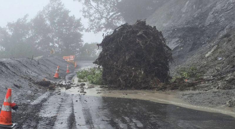 公路局關工務段12日表示，台20線南橫公路海端鄉向陽至利稻路段有兩處發生邊坡坍方和倒木，造成雙向道路阻斷，向陽至利稻持續道路封閉。（公路局提供）中央社記者盧太城台東傳真　114年11月12日