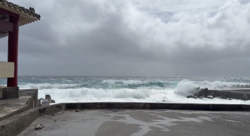 颱風鳳凰來襲，往返離島小琉球的航線原預計11至12日停航，因海象不佳，船公司宣布13日再停航1天。（洪姓民眾提供）中央社記者李卉婷傳真　114年11月12日