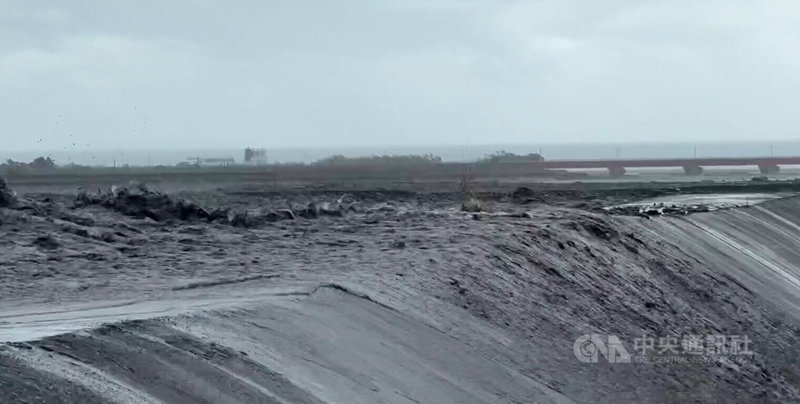 台東太麻里溪下游溪水暴漲,南太麻里橋上方洪水溢過堤防,村民憂夜間持續暴漲或潰堤、洪水將沖入村莊。台東縣政府已緊急導引水流。中央社記者盧太城台東攝 114年11月12日
