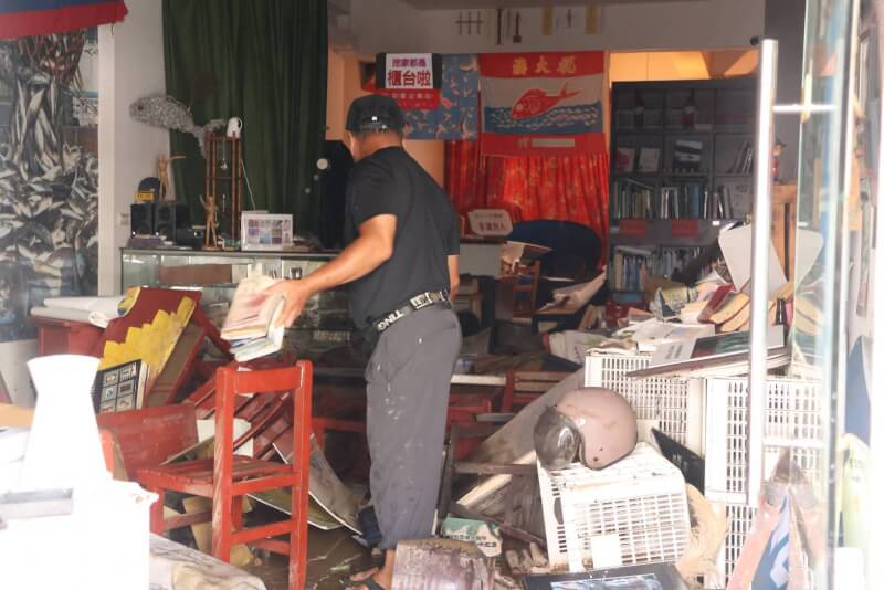宜蘭縣蘇澳鎮11日晚間豪雨成災，12日上午水逐漸退去，民眾開始動手清理家園。（蘇澳鎮公所提供）中央社記者沈如峰傳真　114年11月12日