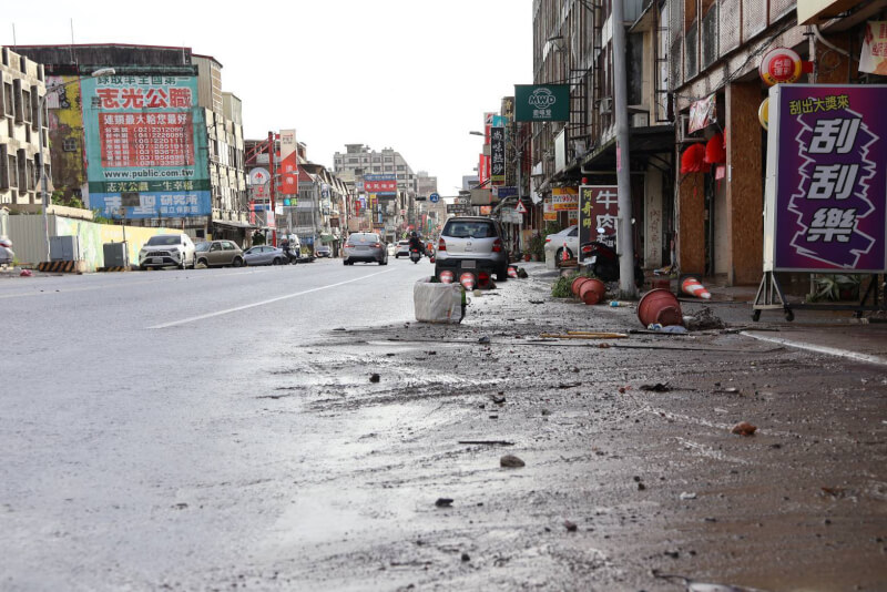 受到颱風鳳凰外圍環流及東北季風共伴影響，宜蘭縣蘇澳鎮11日晚間豪雨成災，低窪地區淹水高度超過1公尺。12日上午水逐漸退去，街道上的泥濘尚待清理復原。（蘇澳鎮公所提供）中央社記者沈如峰傳真　114年11月12日