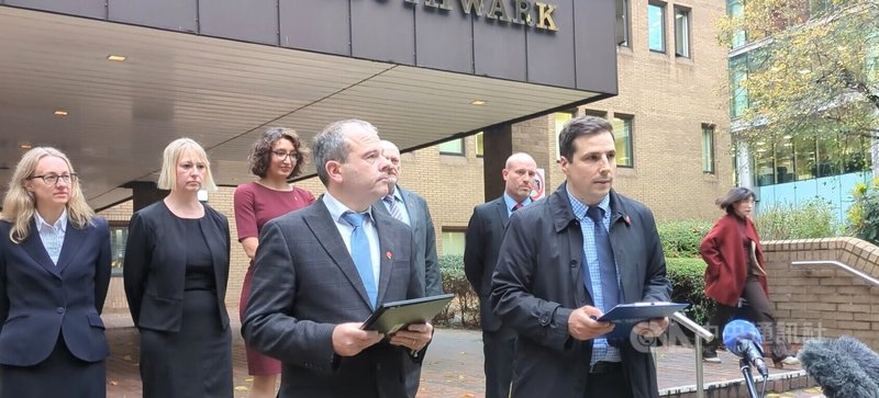 英國史上金額最大洗錢案刑事審判11日在倫敦落幕,倫敦都會區警察局經濟暨網路犯罪部門主任萊恩(右)及英國皇家檢察署單位首席檢察官柯維爾(左)在法院外強調,犯罪終會被制裁,不法所得在英國不會安全。中央社記者陳韻聿倫敦攝 114年11月12日