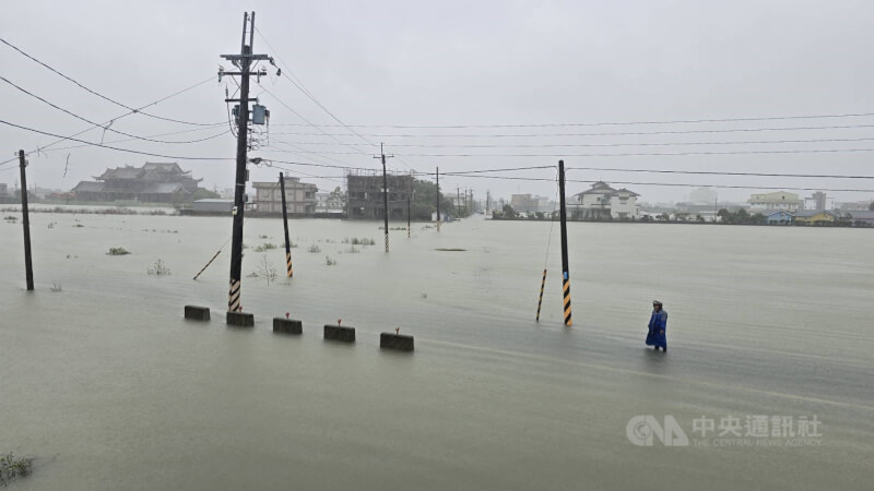 宜蘭縣冬山鄉11日因颱風鳳凰外圍環流影響，雨勢不斷，多處低窪區排水不及淹水，最深處至少60公分，當地居民冒險涉水外出。中央社記者沈如峰宜蘭縣攝　114年11月11日
