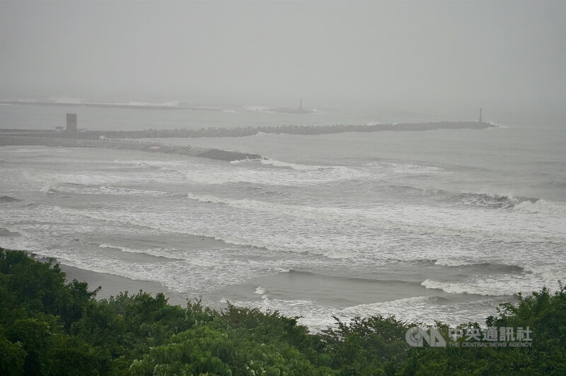 中央氣象署12日表示，颱風鳳凰持續減弱，暴風圈也縮小，未來路徑持續接近台灣西南方近海。圖為12日午後高雄西子灣沿海海象較為惡劣，岸際捲起陣陣白浪。中央社記者董俊志攝　114年11月12日