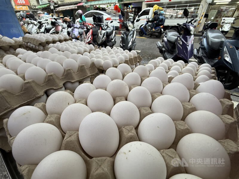 彰化縣文雅牧場雞蛋遭檢出芬普尼殘留超標，目前該牧場所有產品一律禁止上市，已流入市場的雞蛋採全面預防性下架。圖為台北市一般通路販售的雞蛋。（中央社檔案照片）