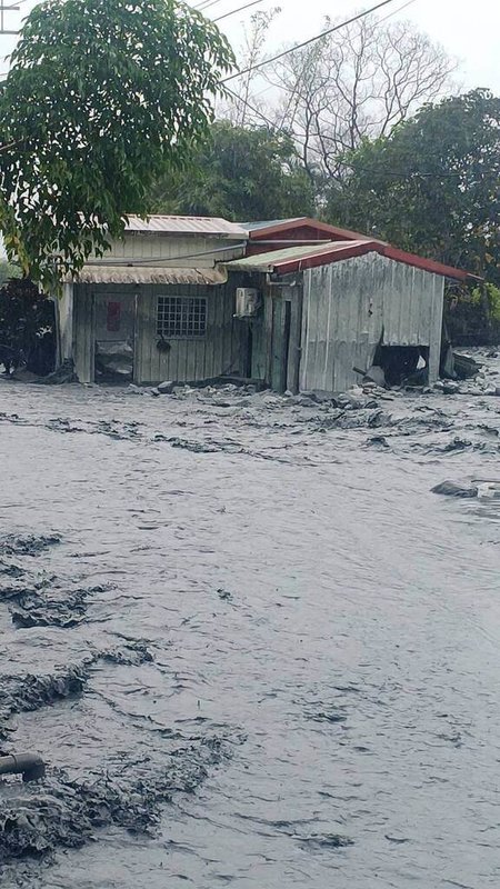 受颱風外圍環流及東北季風影響，花蓮馬太鞍溪水暴漲，從左岸無堤防處沖入萬榮鄉明利村，造成約31戶住家或工寮受損。（民眾提供）中央社記者張祈傳真　114年11月12日