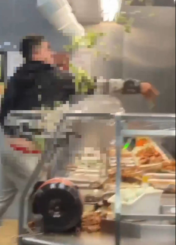 台中市東區東英路、十甲路口一家小吃店，11日深夜有男子要求免費供餐，遭拒後竟以言語怒罵，更與其他顧客發生衝突，衝進店內破壞物品，隨後遭警方移送偵辦。（民眾提供）中央社記者趙麗妍傳真　114年11月12日