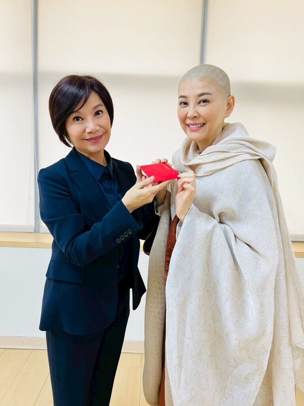 演員方馨（右）為新戲「鳩摩羅什．千年一譯」落髮，由製作人唐美雲（左）下第一刀。（武童文化事業有限公司提供）中央社記者洪素津傳真　114年11月12日