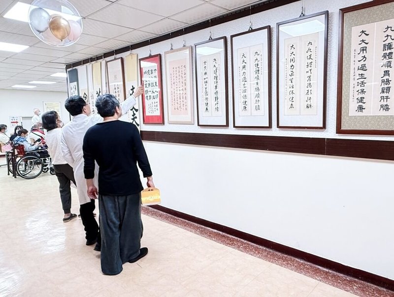 熱愛書法的張姓癌末病友在屏東醫院藝廊展出人生首場書法創作個展，這是他人生第一場、也是最後一場書法展；但張男惜未能撐到開展，已於11日辭世。（屏東醫院提供）中央社記者黃郁菁傳真　114年11月13日