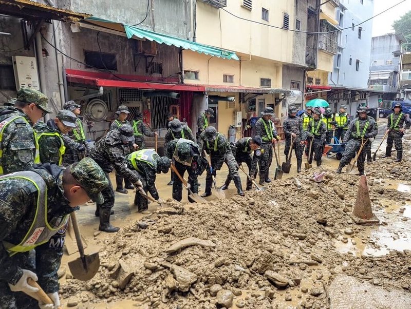 颱風鳳凰造成宜蘭蘇澳地區多處災情，負責北部作戰及救災的第三作戰區13日表示，截至目前已動員救災1225人次，各類型機具、車輛計3類14項166輛，迄今已完成963戶清理及中山路、聖湖路等重要路段清淤作業。（第三作戰區提供）中央社記者游凱翔傳真　114年11月13日