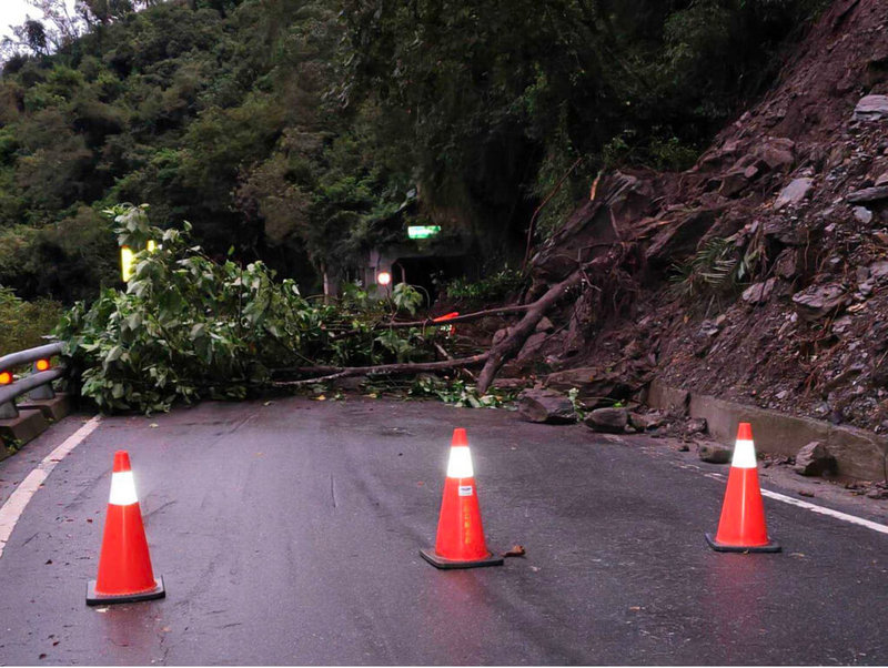 公路局關山工務段13日上午公告，台東縣海端鄉台20線195K+700（南橫公路新武路段），上午6時許發生邊坡落石，導致雙向道路阻斷無法通行。（公路局提供）中央社記者盧太城台東傳真　114年11月13日