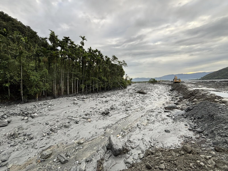 水利署第九河川分署日夜趕工，13日凌晨3時完成河道改道及封堵。（水利署第九河川分署提供）中央社記者張祈傳真　114年11月13日