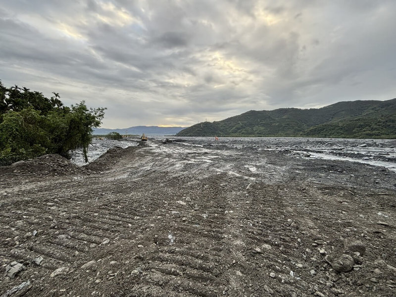 水利署第九河川分署日夜趕工,13日凌晨3時完成河道改道及封堵,萬榮鄉明利村流水終於停止。(水利署第九河川分署提供)中央社記者張祈傳真 114年11月13日