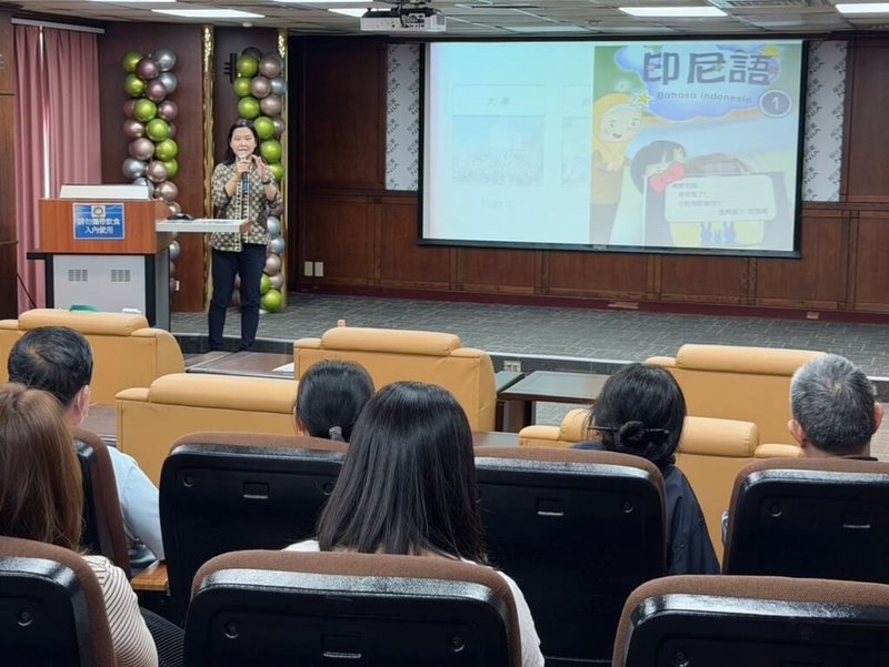 移民署北區事務大隊台北市服務站近日舉辦「新住民家庭教育及法令宣導」課程，特邀來自印尼並在台灣落地生根的新住民吳曉雯（立者）分享她來台經歷的文化衝擊歷程，並意外踏上成為印尼語教師的故事。（移民署提供）中央社記者黃麗芸傳真　114年11月13日