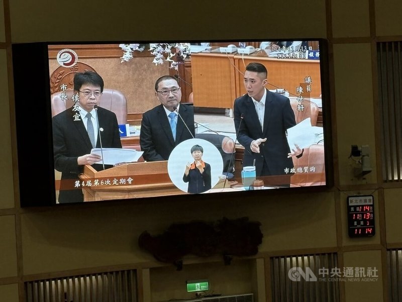 民眾黨新北市議員陳世軒（螢幕右）13日在市政總質詢時表示，雲林等縣市都推動補助家用廚餘機，希望新北也能跟進，市長侯友宜（螢幕左2）允諾研議。螢幕左為新北市環保局長程大維。中央社記者曹亞沿攝　114年11月13日