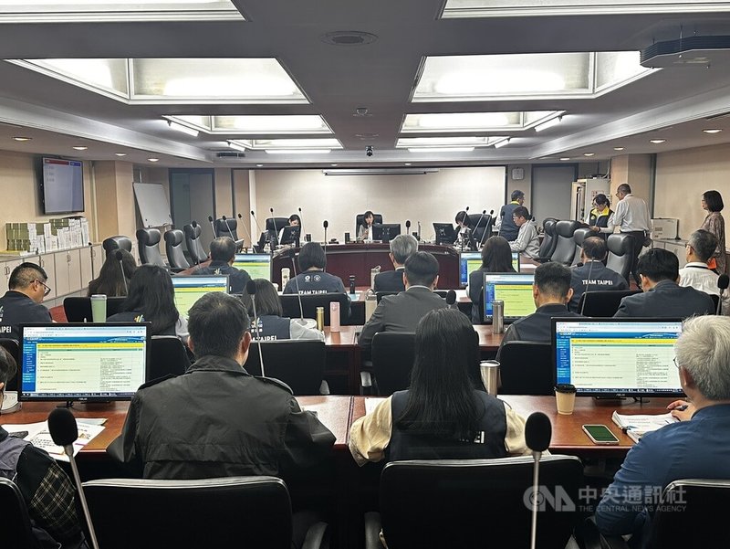 台北市政府與新壽合意終止地上權契約案,送議會備查通過,經討論後通過。議會民政委員會13日召開專案報告,包含輝達總部進駐進度等案,針對解約時程,地政局表示,預估下週可簽約,會盡力完成。圖為民政委員會會議情形。中央社記者劉建邦攝 114年11月13日