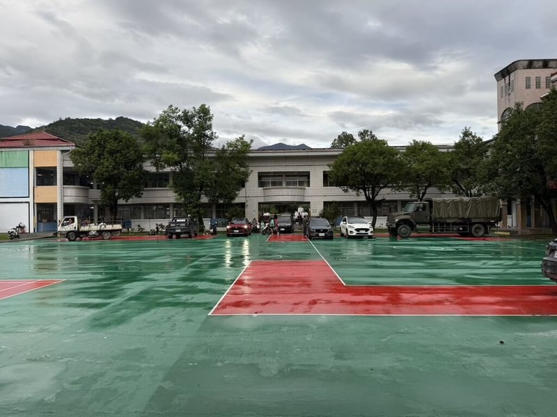 林業及自然保育署花蓮分署13日中午通知，馬太鞍溪新堰塞湖預估下午4時將發生溢流。光復鄉緊急宣布停止上班、上課，以廣播、巡邏車逐戶宣導民眾配合撤離計畫。圖為光復國小收容所。（無黨籍花蓮縣議員蔡依靜提供）中央社記者張祈傳真　114年11月13日