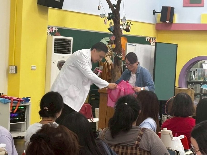 南投縣政府教育處推動公私立幼兒園教保人員諮商輔導計畫，服務對象包含幼兒園長、教師、教保員、助理教保員等。圖為輔導計畫相關團體活動。（南投縣政府提供）中央社記者蕭博陽傳真　114年11月13日