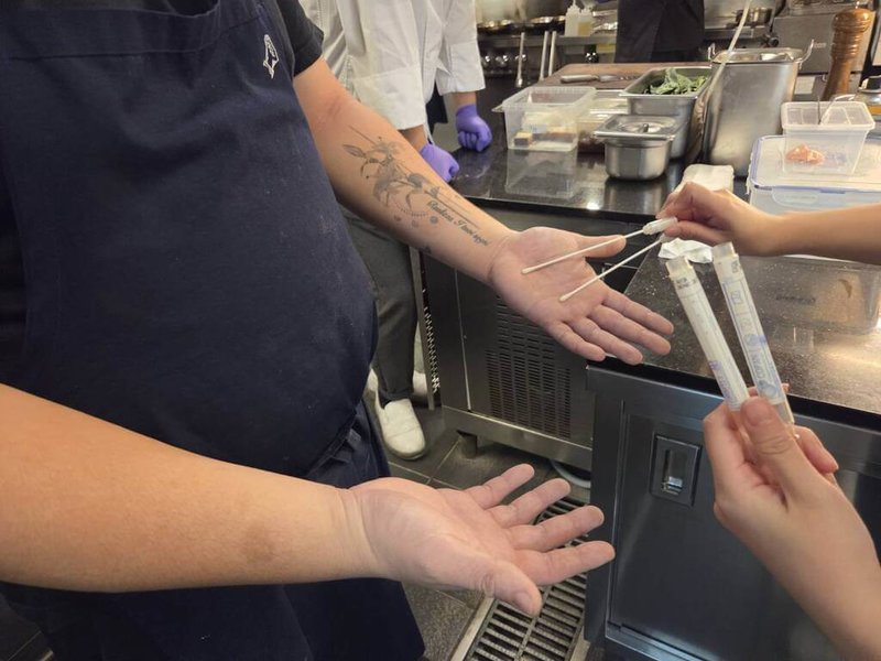 有民眾在網路發文表示，在米其林指南推薦餐廳用餐後上吐下瀉、發燒。台北市衛生局接獲陳情，11日已派員對餐廳衛生、食材處理及環境衛生等進行查核。（台北市衛生局提供）中央社記者楊淑閔傳真　114年11月13日