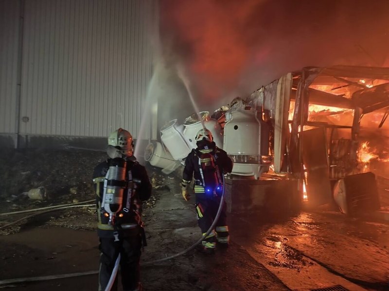 新竹縣新豐鄉埔和村一處家具行倉庫13日下午發生火警，現場為鐵皮建築內部悶燒，不斷竄出大量濃煙，警消獲報前往灌救。（新竹縣消防局提供）中央社記者魯鋼駿傳真　114年11月13日