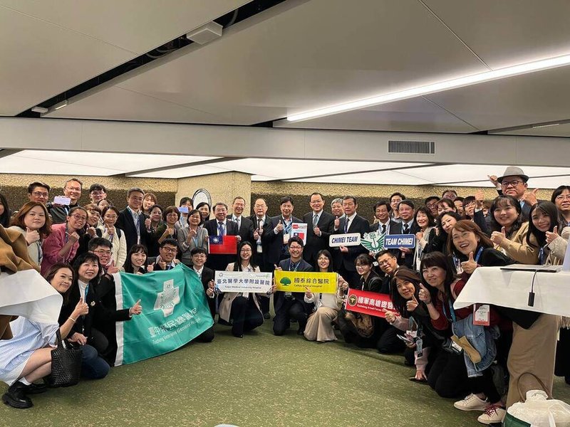 世界醫院大會台灣代表團約90人到瑞士日內瓦，獲頒4項大獎，並入圍多個獎項，表現亮眼。（日內瓦辦事處提供）中央社記者郭芳君蘇黎世傳真　114年11月13日