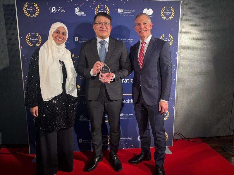 高雄長庚紀念醫院在世界醫院大會獲得「卓越醫院獎」銅牌，院長藍國忠（中）代表領取，並與國際醫院聯盟IHF執行長拉瓦特（Ronald Lavater，右1）及IHF理事長塔拉克（Dr. Muna Abdul Razzaq Tahlak，左1）合影。（日內瓦辦事處提供）中央社記者郭芳君蘇黎世傳真 114年11月13日