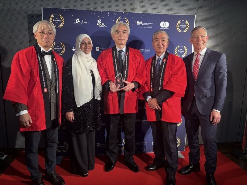 新北市立土城醫院在世界醫院大會獲得「低碳醫療照護獎」銀牌，副院長蘇銘堯（中）代表領獎，並與國際醫院聯盟IHF執行長拉瓦特（Ronald Lavater，右1）及理事長塔拉克（Dr. Muna Abdul Razzaq Tahlak，左2)合影。（日內瓦辦事處提供）中央社記者郭芳君蘇黎世傳真 114年11月13日