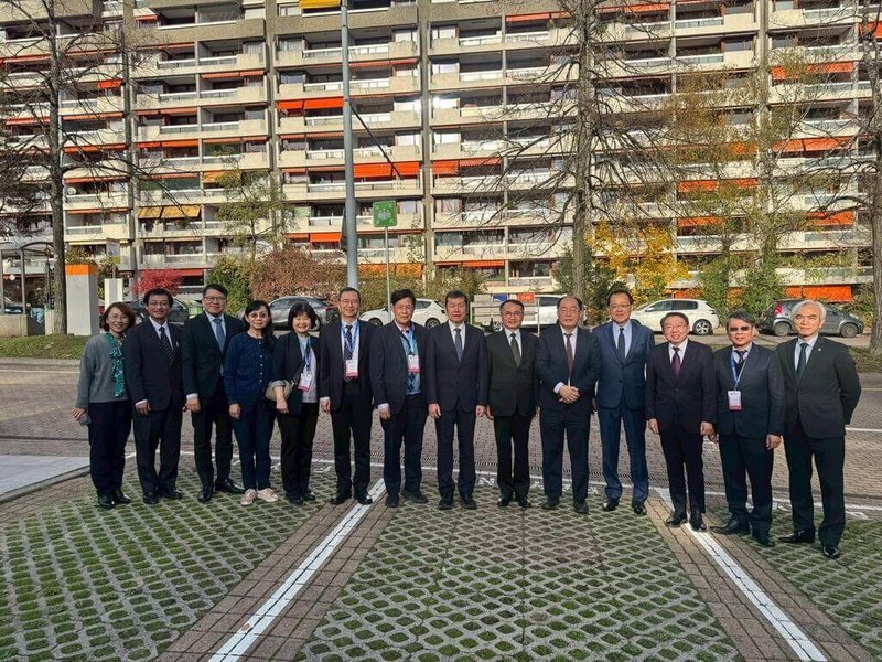 國際醫院聯盟目前在全球擁有超過170個會員機構，台灣醫院協會為正式會員，台灣醫院協會理事長李飛鵬（右5）率領專業團隊參與年會。駐WTO常任代表黃昭元（右6）及駐日內瓦辦事處長李冠德（右4）與世界醫院大會代表團合影。（日內瓦辦事處提供）中央社記者郭芳君蘇黎世傳真 114年11月13日