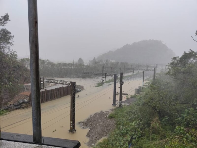 宜蘭豪雨影響，台鐵新馬站與蘇澳新站間東西線12日下午水淹過軌面。（台鐵提供）