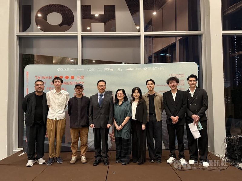 2025泰國台灣影展12日開幕，以「共生的圖景」為主題，放映12部劇情片與紀錄片。駐泰代表藍夏禮（左4）、導演蘇育賢（左3）和影展策展人之一維瓦（Wiwat Lertwiwatwongsa，左1）等人合影。中央社記者李宗憲曼谷攝　114年11月12日