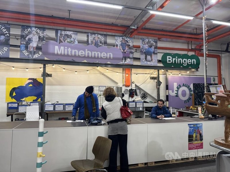 「Josy」舊物交換企劃，由官方提供場地與人力資源，場地就位在市區內交通便捷之處。櫃台著藍色服裝的為市府工作人員，為民眾提供交換登記服務。中央社記者郭芳君蘇黎世攝　114年11月13日