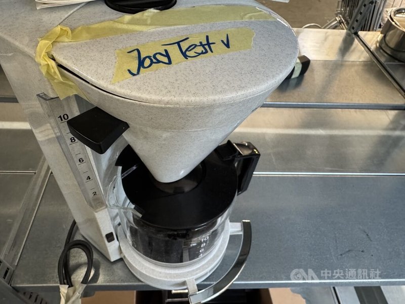 瑞士蘇黎世市政府推行「Josy」舊物交換企劃，推動循環經濟。捐贈物品若有些許損壞，該企劃的工作人員可協助維修，圖為經測試過後可使用的咖啡機。中央社記者郭芳君蘇黎世攝　114年11月13日