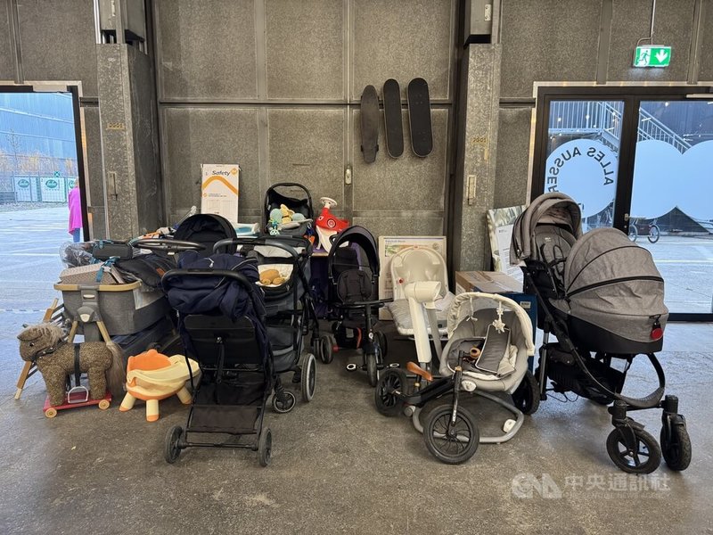 為共同減緩全球暖化，瑞士蘇黎世市政府推動舊物交換企劃。有民眾捐出閒置的嬰幼兒用品，如嬰兒推車。若換到一台嬰兒推車，約能省下1000瑞郎（約新台幣3萬8000元）的開銷。中央社記者郭芳君蘇黎世攝　114年11月13日