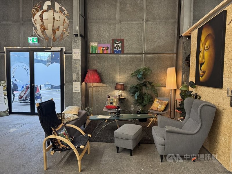 為共同減緩全球暖化，蘇黎世市政府推行「Josy」舊物交換企劃，重量不超過15公斤的家具也能捐贈。圖為捐贈的椅子，供民眾試坐。中央社記者郭芳君蘇黎世攝　114年11月13日