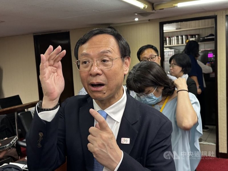 15萬顆芬普尼雞蛋流入市面，目前只追回約3萬顆，引發食安疑慮，立委要求提高抽驗比例。對此，衛福部長石崇良（前）13日在立法院接受媒體聯訪表示，將回頭檢視不同類型雞蛋抽驗比例，讓占比符合市占率。中央社記者沈佩瑤攝　114年11月13日