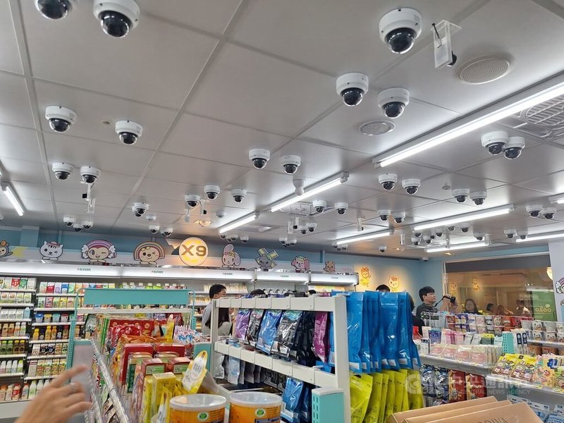 統一超13日表示,此次在國立中央大學開出的第9家無人店X-STORE,透過逾140支功能複合型攝影機以及光學雷達,可掌握入店者移動軌跡與商品取放深度動作,消費者拿商品到櫃檯,機器即會顯示商品和結帳金額,全程無須掃條碼與排隊。中央社記者何秀玲攝 114年11月13日