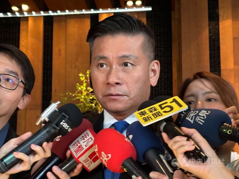 台北市議會通過市府與新壽就北士科T17、T18基地地上權合意解約案，卻被民進黨立委王義川暗指有圖利疑慮。議長戴錫欽（圖）13日受訪時表示，全案從中央到地方，法令程序都非常完備。中央社記者陳昱婷攝　114年11月13日