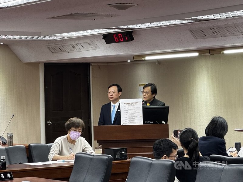 立法院社會福利及衛生環境委員會13日針對「癌症新藥暫時性支付及罕見疾病藥物專款預算運用成效及政策檢討」議題，由衛福部長石崇良（左2）專題報告並備質詢，會中多名立委聚焦芬普尼雞蛋。中央社記者沈佩瑤攝　114年11月13日