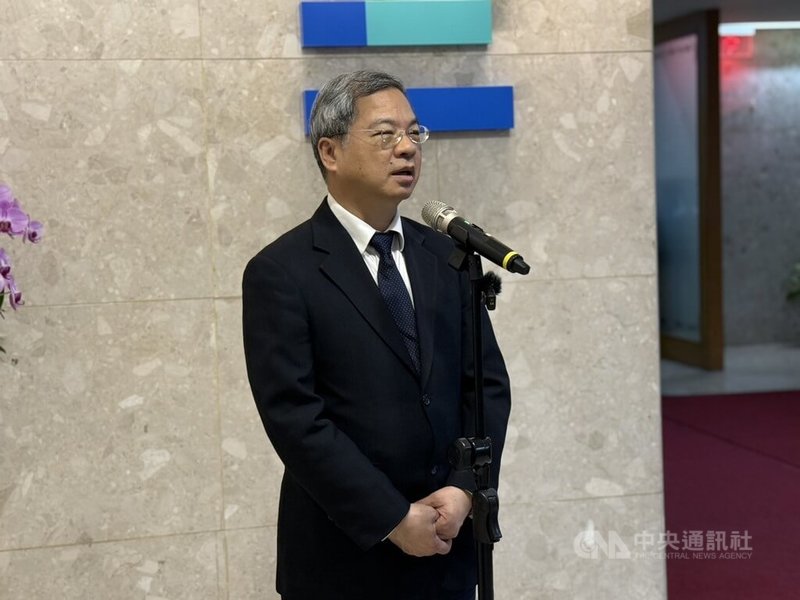 經濟部長龔明鑫13日出席部務會議，會前解釋花蓮萬榮鄉明利村淹水事件與水利署日夜趕工情形。中央社記者曾智怡攝　114年11月13日