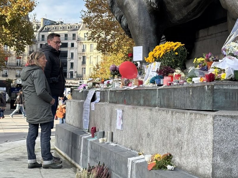 2015年11月13日,巴黎發生連環恐怖攻擊案,共130人喪生。10年後,法國人從各地來到巴黎共和國廣場紀念這起事件。照片攝於9日。中央社記者曾依璇巴黎攝 114年11月13日