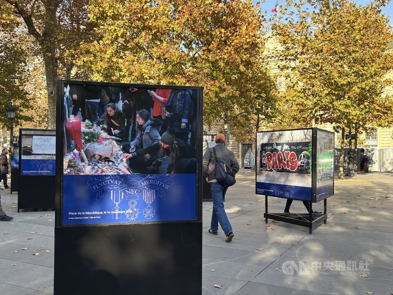 2015年11月13日,巴黎發生連環恐怖攻擊案,共130人喪生。共和國廣場上的攝影展記錄了巴黎人的團結時刻。照片攝於9日。中央社記者曾依璇巴黎攝 114年11月13日