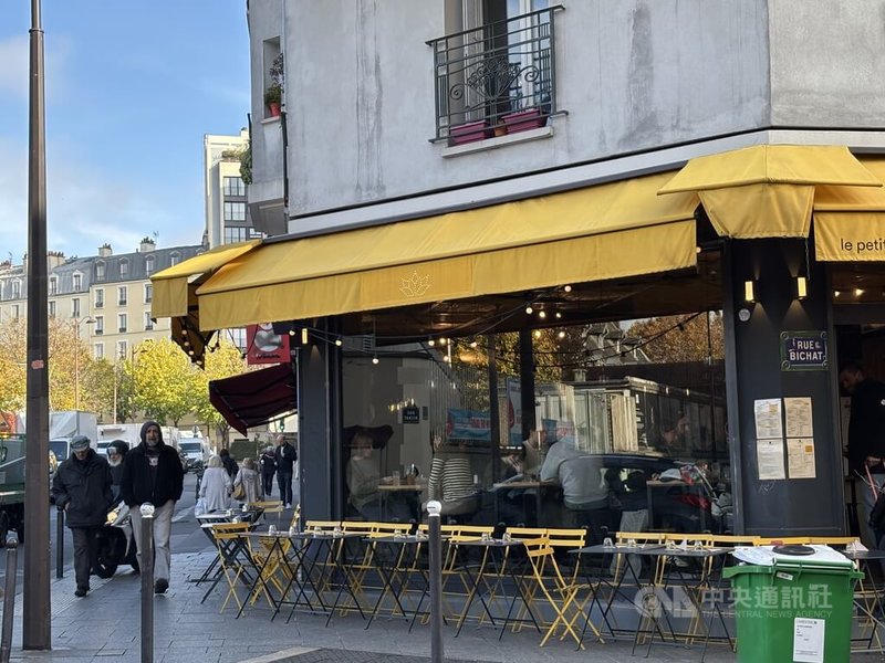 2015年11月13日,巴黎發生連環恐怖攻擊案,共130人喪生。當年遭攻擊的餐廳「小柬埔寨」(Le Petit Cambodge)重新裝潢開業後,仍受巴黎人歡迎。照片攝於9日。中央社記者曾依璇巴黎攝 114年11月13日